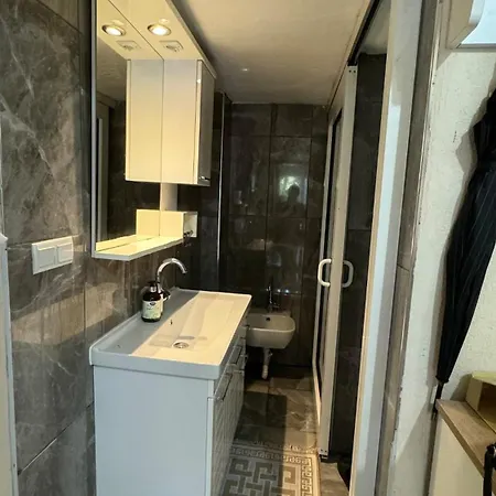 빌라 Detached House With Garden In Center