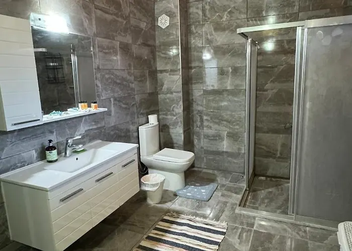 Vilă Detached House With Garden In Center