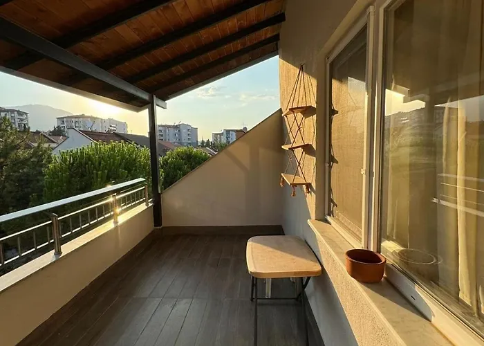 Detached House With Garden In Center *